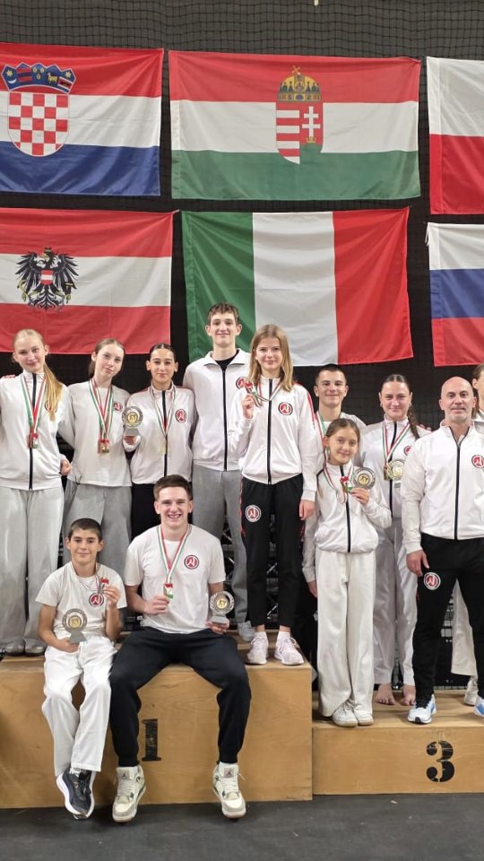Das Team des Nippon Karate Club Wien mit den Medaillen vom Goju Cup in Szombathely